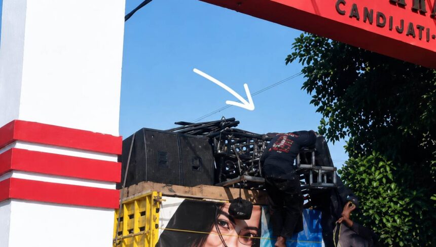 Seorang kru sound horeg meninggal dunia setelah diduga terbentur gapura saat berada di atas truk pengangkut perangkat sound system di Jember, Jawa Timur. Foto: Tangkap layar TikTok @jawatimurcenter