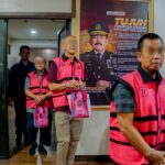 Enam tersangka korupsi tata kelola minyak mentah dan produk kilang Pertamina Energy Service saat diserahkan oleh penyidik pidana khusus Kejaksaan Agung kepada Jaksa Penuntut Umum Kejaksaan Negeri Jakarta Pusat. Foto: Puspenkum Kejaksaan Agung