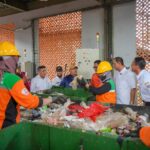 Ketua Pansus Pengelolaan Sampah, Judistira Hermawan saat melakukan peninjauan ke TPS3R, Ciracas, Jakarta Timur.