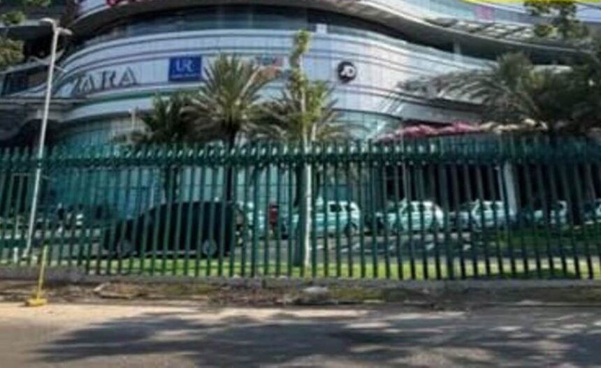 Pagar besi di Pakuwon Mall. Foto: X @bismillahyuk