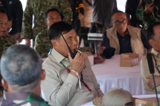 Menko Polkam, Djamari Chaniago saat memberikan arahan di Posko Lapangan Siaga Darurat Karhutla Kabupaten Pulau Pisang, Jumat ( 31/7/2026). Foto: Kemenko Polkam