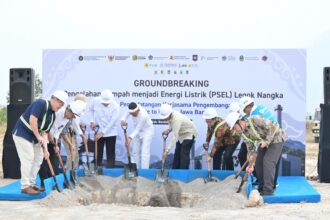 Wakil Menteri Energi dan Sumber Daya Mineral, Yuliot (tengah kedua dari kanan) bersama Gubernur Jawa Barat, Dedi Mulyadi (tengah kedua dari kiri) beserta para stakeholder secara simbolis melakukan penimbunan pasir bersama-sama pada acara Groundbreaking Pengolahan Sampah menjadi Energi Listrik (PSEL) Legok Nangka di Bandung, Jawa Barat. Kegiatan ini menandai dimulainya pengerjaan fisik proyek tersebut dan ditargetkan selesai pada 2029. Foto: Dok PLN