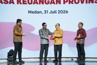 Kegiatan pengukuhan Triyoga Laksito sebagai Kepala OJK Provinsi Sumatera Utara oleh Wakil Ketua Dewan Komisioner OJK Hernawan Bekti Sasongko di Aula Raja Inal Siregar, Kantor Gubernur Sumatera Utara, Jumat (31/6/2026). Foto: Dok OJK