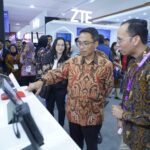 Direktur IT Digital Telkom Faizal Rochmad Djoemadi mengunjungi AI Zone Telkom pada DTI-CX 2026 untuk melihat langsung kapabilitas AIcosystem, termasuk Omni Communication Assistant (OCA). Solusi berbasis AI ini dirancang untuk membantu perusahaan meningkatkan efisiensi operasional sekaligus menghadirkan pengalaman pelanggan yang lebih responsif. Foto: Telkom Indonesia