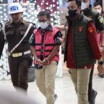 Dua pejabat pajak berinisial BP dan SR hendak dijebloskan ke Rutan Salemba Cabang Kejaksaan Agung, untuk ditahan sebagai tersangka pengaturan pajak PT TPL pada Rabu (12/8/2026) malam. Foto: Puspenkum Kejaksaan Agung.