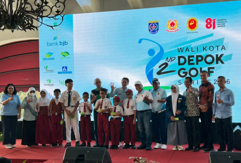 Pembagian kacamata baca oleh PGI Depok kepada perwakilan pelajar di Emeralda Golf Club, Kecamatan Tapos, Selasa (11/08/2026). Foto: Diskominfo Depok