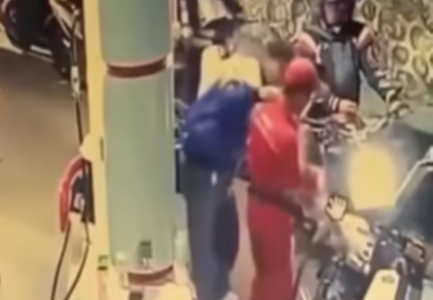 Aksi pemalakan ke petugas SPBU Haur Koneng, Ciwidey, Kabupaten Bandung. Foto: Tangkapan layar video viral