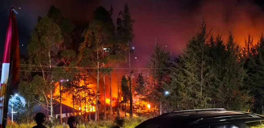 Massa bakar sejumlah kantor pemerintahan di Kabupaten Puncak, Papua Tengah, Selasa (11/8/2026). Foto: Ist