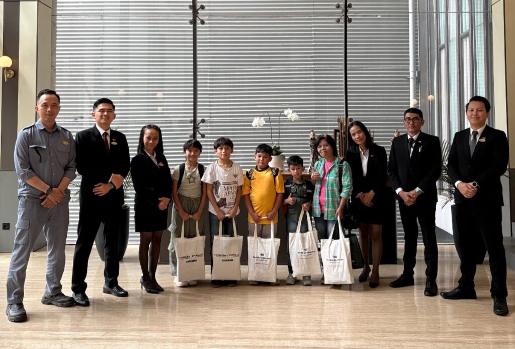 Santika Indonesia Hotels & Resorts gandeng SOS Children's Villages di Indonesia menyelenggarakan kegiatan edukatif untuk memperkenalkan dunia perhotelan sebagai bentuk program Corporate Social Responsibility (CSR). (Istimewa/dok. Santika Indonesia Hotels).