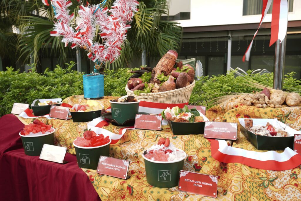 Merayakan semangat Kemerdekaan Indonesia, Holiday Inn & Suites Jakarta Gajah Mada menghadirkan pengalaman kuliner khas Nusantara melalui Teras Gajah Mada, sebuah destinasi kuliner outdoor yang memadukan cita rasa Indonesia, suasana santai, dan pemandangan kota Jakarta dari sore hingga malam hari. (Istimewa/dok. Holiday Inn & Suites Jakarta Gajah Mada).