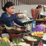 Merayakan semangat Kemerdekaan Indonesia, Holiday Inn & Suites Jakarta Gajah Mada menghadirkan pengalaman kuliner khas Nusantara melalui Teras Gajah Mada, sebuah destinasi kuliner outdoor yang memadukan cita rasa Indonesia, suasana santai, dan pemandangan kota Jakarta dari sore hingga malam hari. (Istimewa/dok. Holiday Inn & Suites Jakarta Gajah Mada).